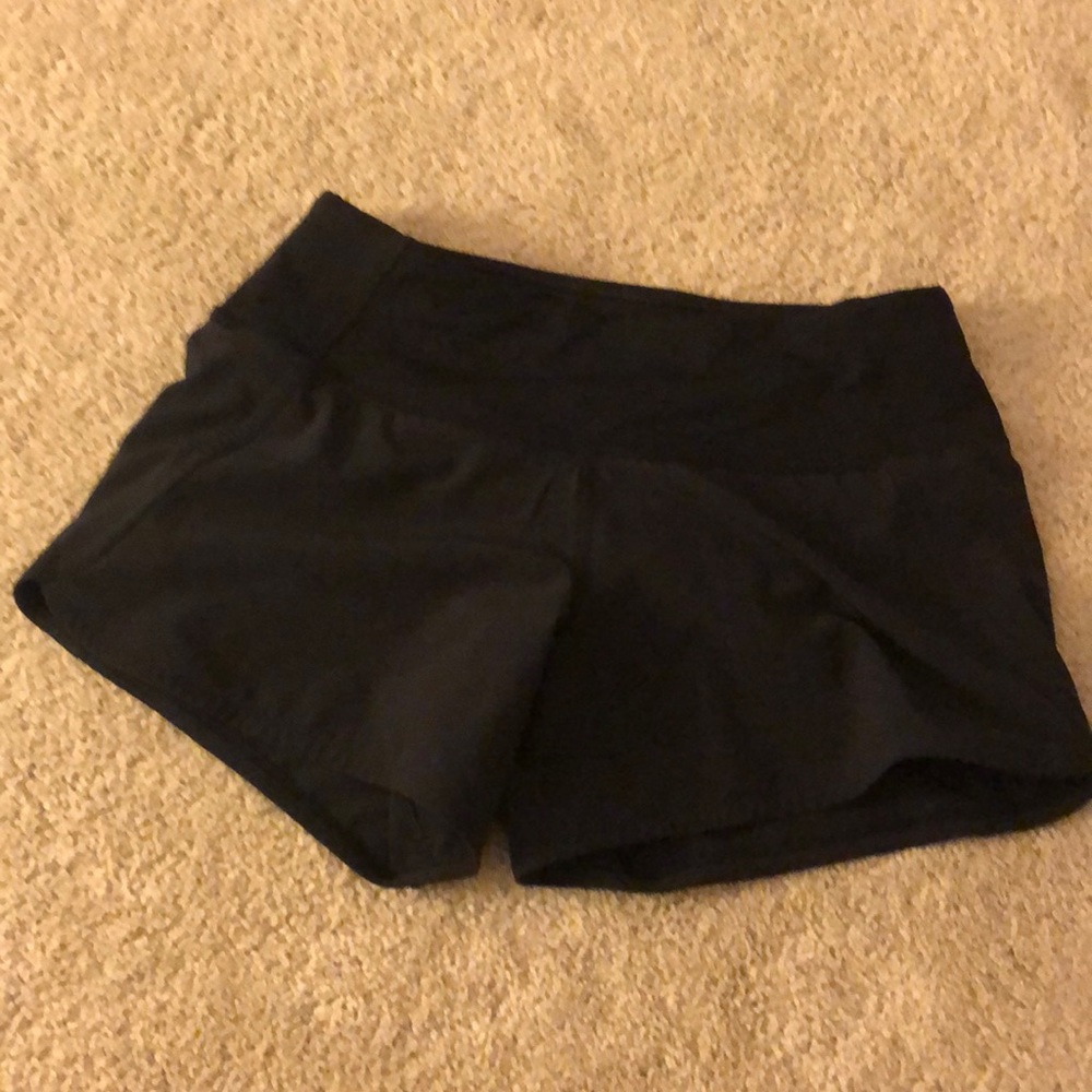 •black athletic shorts•